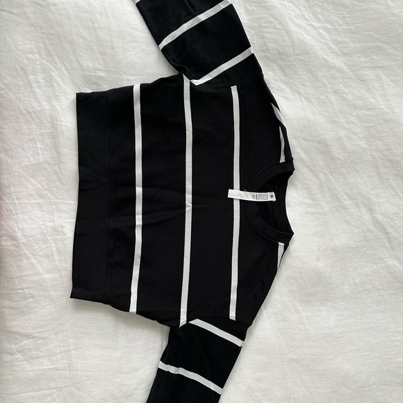 Lululemon- Perfectly oversized cropped sweatshirt - blk/white size 6 - Picture 2 of 9